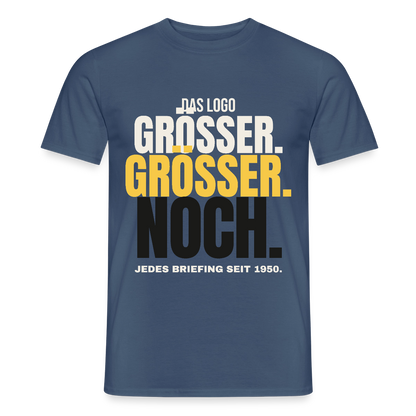 Das Logo größer. Größer. Noch. Jedes Briefing seit 1950. Motiv-T-Shirt für Männer, Farbe Dunkles Denimblau