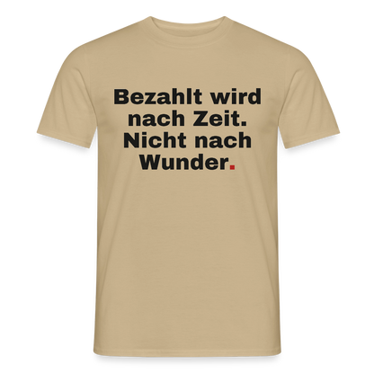 "Bezahlt wird nach Zeit. Nicht nach Wunder." Motiv-T-Shirt für Männer, Farbe Sandbeige