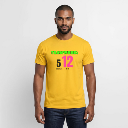 "Teamwork: 5 arbeiten, 12 im CC" Motiv-T-Shirt für Männer, Farbe Gelb