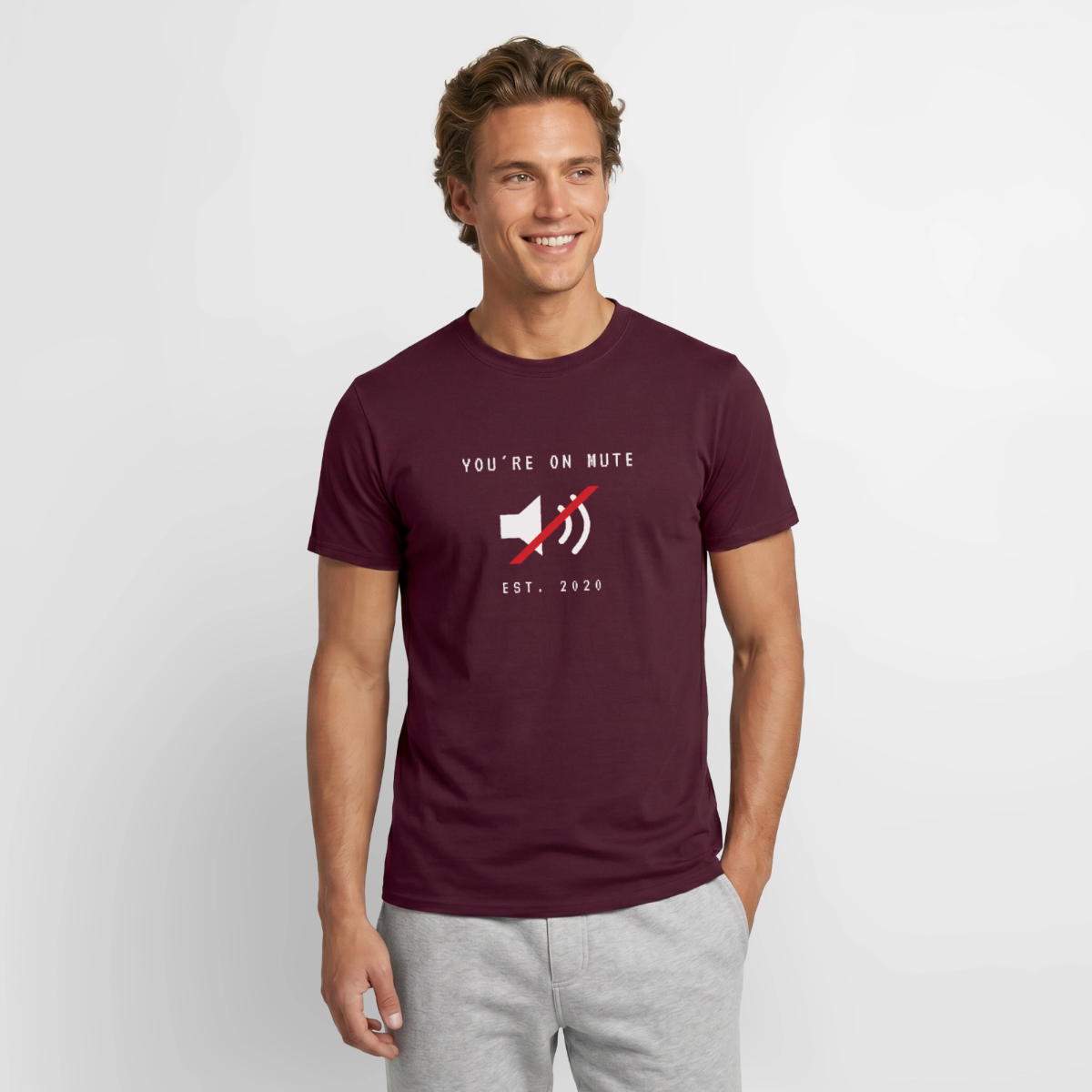 You're on mute. Est. 2020 Motiv-T-Shirt für Männer, Farbe Ziegelrot, Model