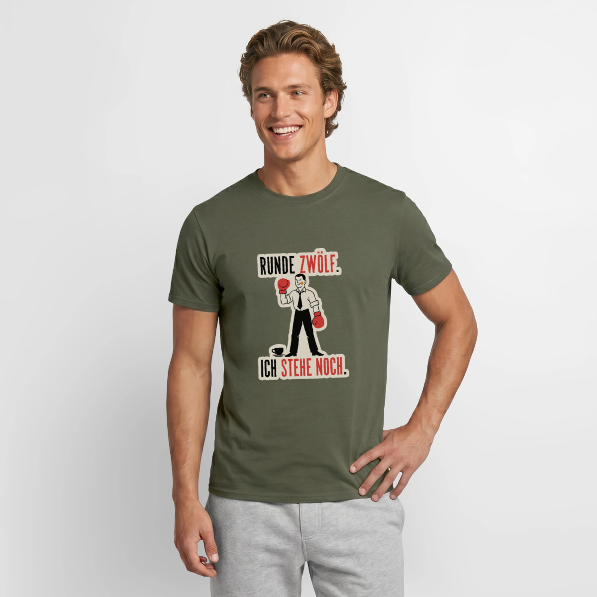 Runde zwölf. Ich stehe noch. Motiv-T-Shirt für Männer, Farbe Militärgrün, Model
