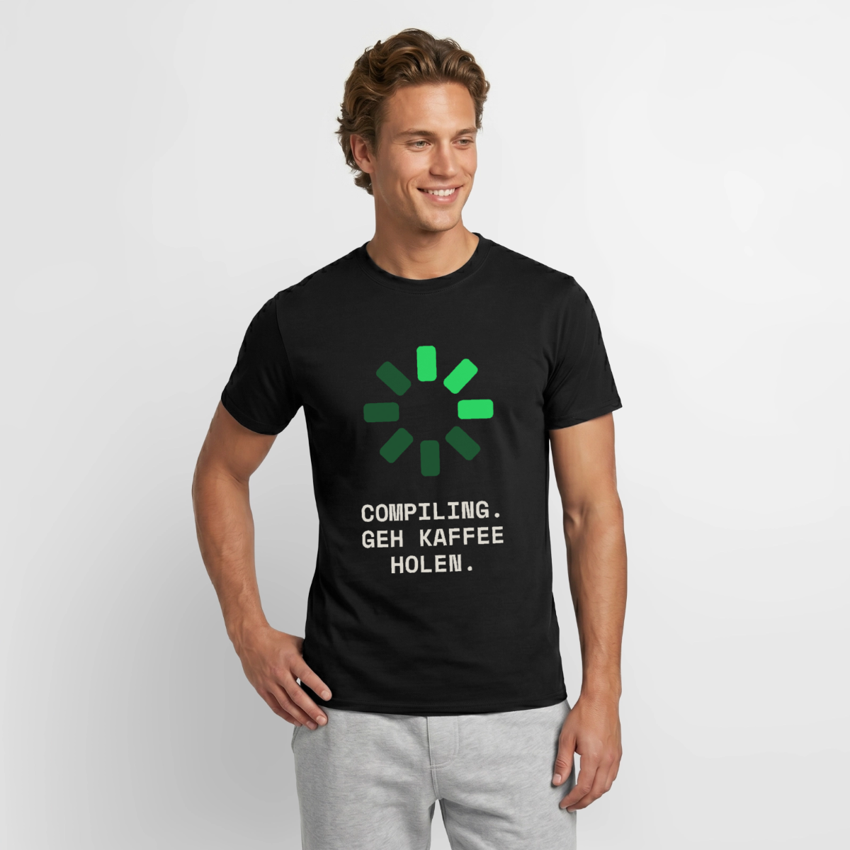 "Compiling. Geh Kaffee holen." Motiv-T-Shirt für Männer, Farbe Schwarz, Model