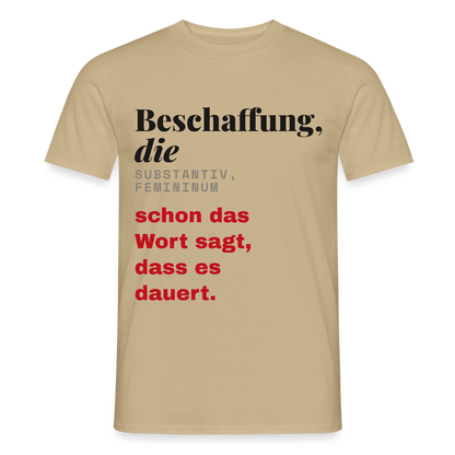 "Beschaffung, die: schon das Wort sagt, dass es dauert." Motiv-T-Shirt für Männer, Farbe Sandbeige