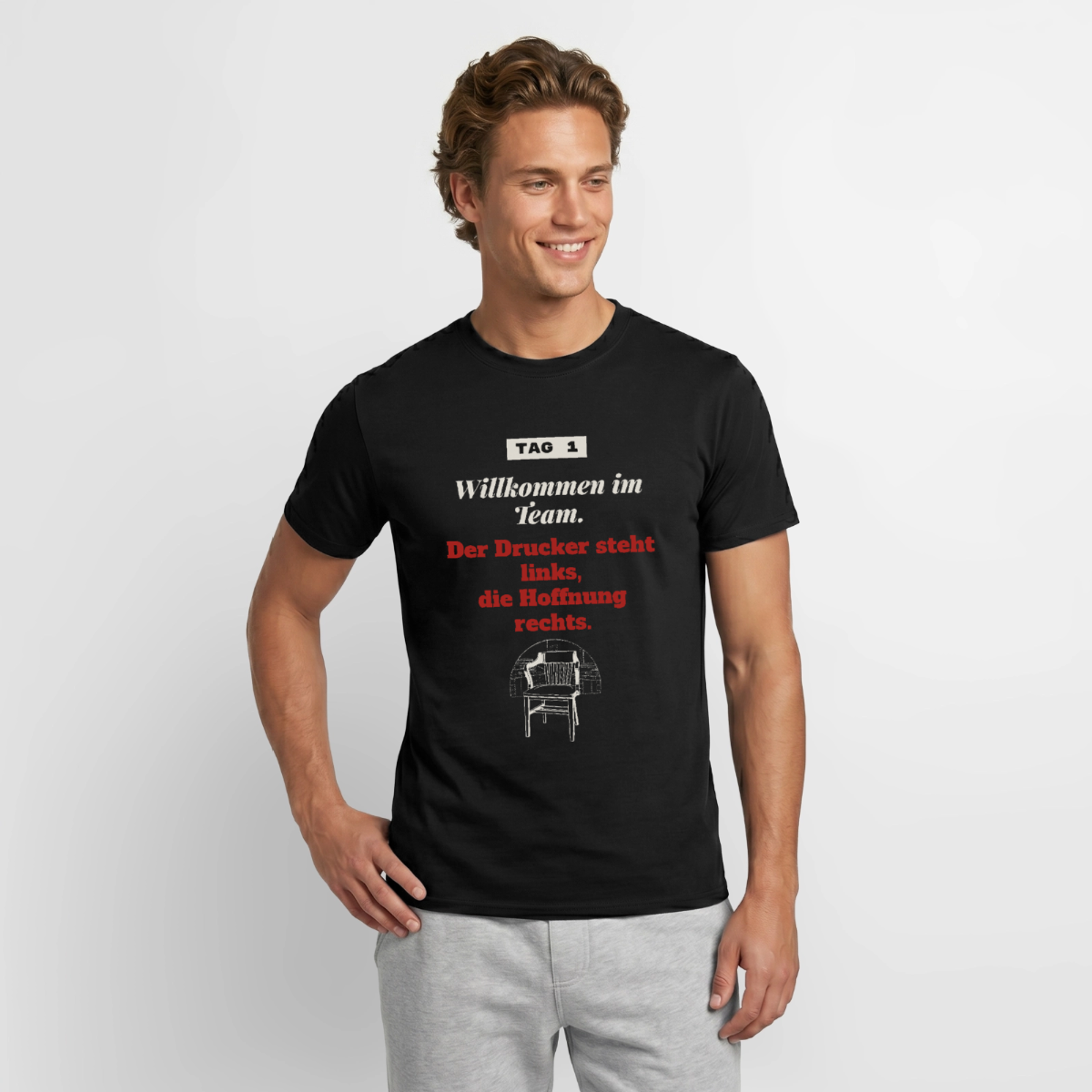 "Willkommen im Team. Der Drucker steht links, die Hoffnung rechts." Motiv-T-Shirt für Männer, Farbe Schwarz, Model