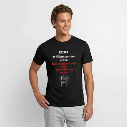 "Willkommen im Team. Der Drucker steht links, die Hoffnung rechts." Motiv-T-Shirt für Männer, Farbe Schwarz, Model