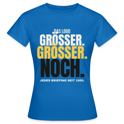 Das Logo größer. Größer. Noch. Jedes Briefing seit 1950. Motiv-T-Shirt für Frauen, Farbe Royalblau