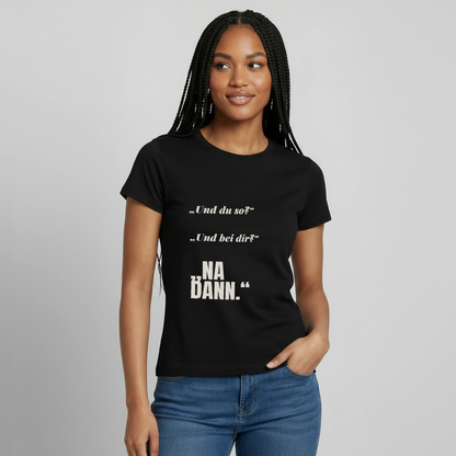 Und du so? Ja, passt schon. Na dann. Motiv-T-Shirt für Frauen, Farbe Schwarz, Model