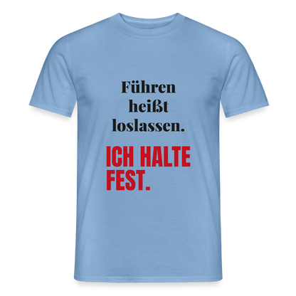Führen heißt loslassen. Ich halte fest. Motiv-T-Shirt für Männer, Farbe Carolina Blue
