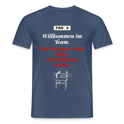 Willkommen im Team. Der Drucker steht links, die Hoffnung rechts. Motiv-T-Shirt für Männer, Farbe Dunkles Denimblau