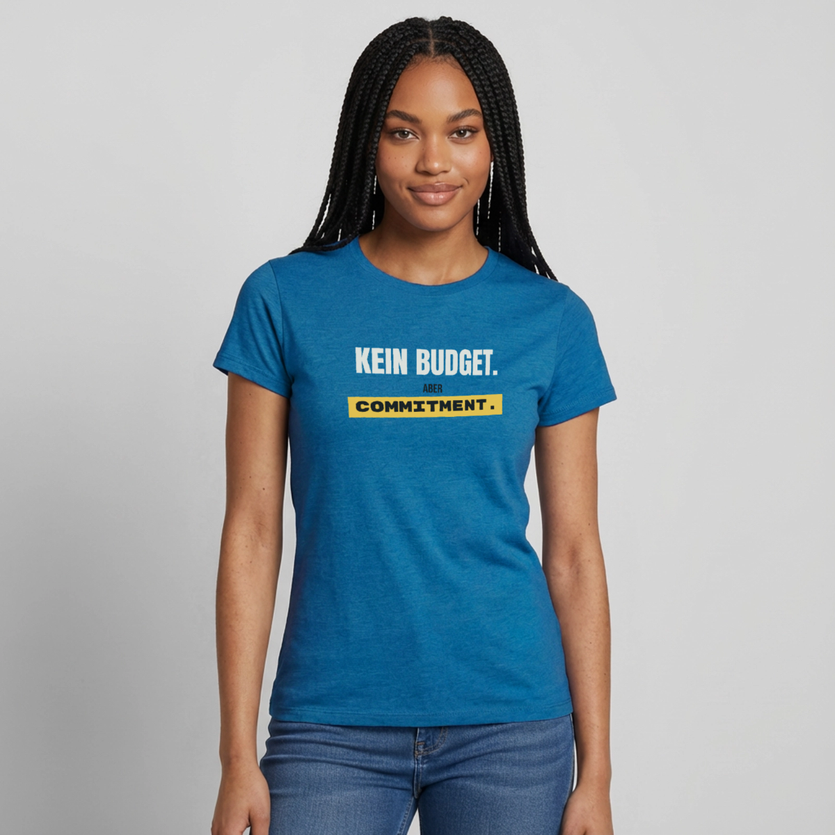 "Kein Budget. Aber Commitment." Motiv-T-Shirt für Frauen, Farbe Antikblaues Saphir meliert
