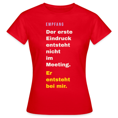 Der erste Eindruck entsteht nicht im Meeting. Er entsteht bei mir. Motiv-T-Shirt für Frauen, Farbe Rot