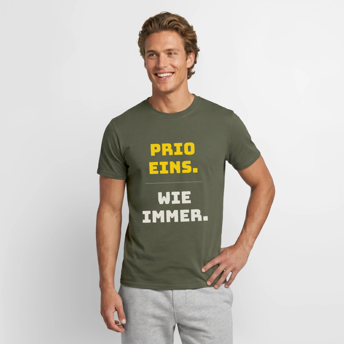 "Prio eins. Wie immer." Motiv-T-Shirt für Männer, Farbe Militärgrün