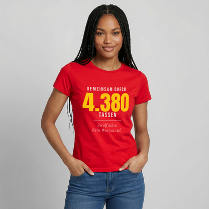 "Gemeinsam durch 4.380 Tassen" Motiv-T-Shirt für Frauen, Farbe Rot