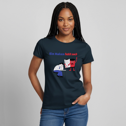 "Ein Haken fehlt noch. Comic-Motiv" Motiv-T-Shirt für Frauen, Farbe Navy