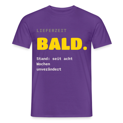 "Lieferzeit: bald. Stand: seit acht Wochen unverändert." Motiv-T-Shirt für Männer, Farbe Lila
