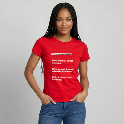 "Teammeeting-Ordnung: wer einlädt, bringt Kuchen." Motiv-T-Shirt für Frauen, Farbe Rot