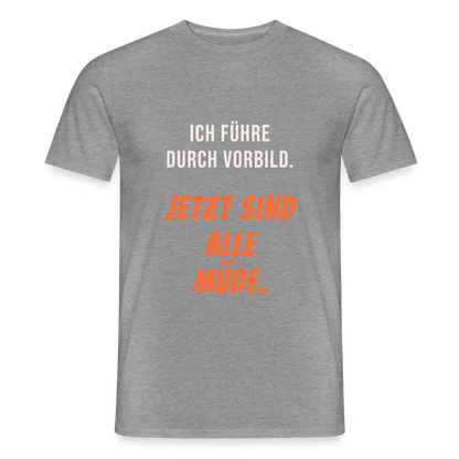 Ich führe durch Vorbild. Jetzt sind alle müde. Motiv-T-Shirt für Männer, Farbe Graphit meliert