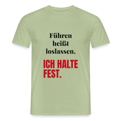 Führen heißt loslassen. Ich halte fest. Motiv-T-Shirt für Männer, Farbe Sage