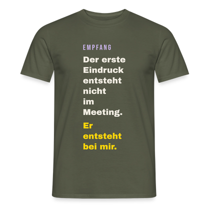 Der erste Eindruck entsteht nicht im Meeting. Er entsteht bei mir. Motiv-T-Shirt für Männer, Farbe Militärgrün
