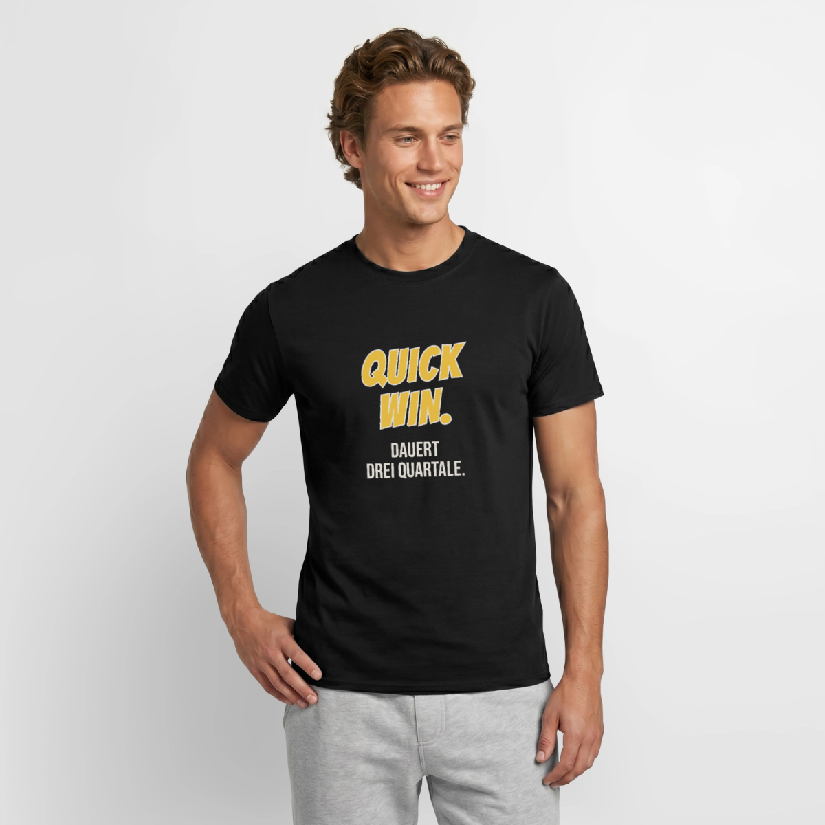 "Quick Win. Dauert drei Quartale." Motiv-T-Shirt für Männer, Farbe Schwarz, Model