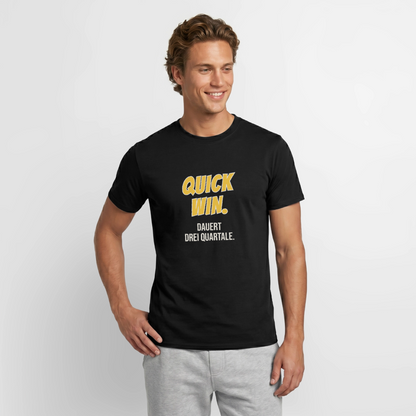 "Quick Win. Dauert drei Quartale." Motiv-T-Shirt für Männer, Farbe Schwarz, Model