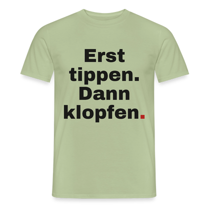 "Erst tippen. Dann klopfen." Motiv-T-Shirt für Männer, Farbe Sage