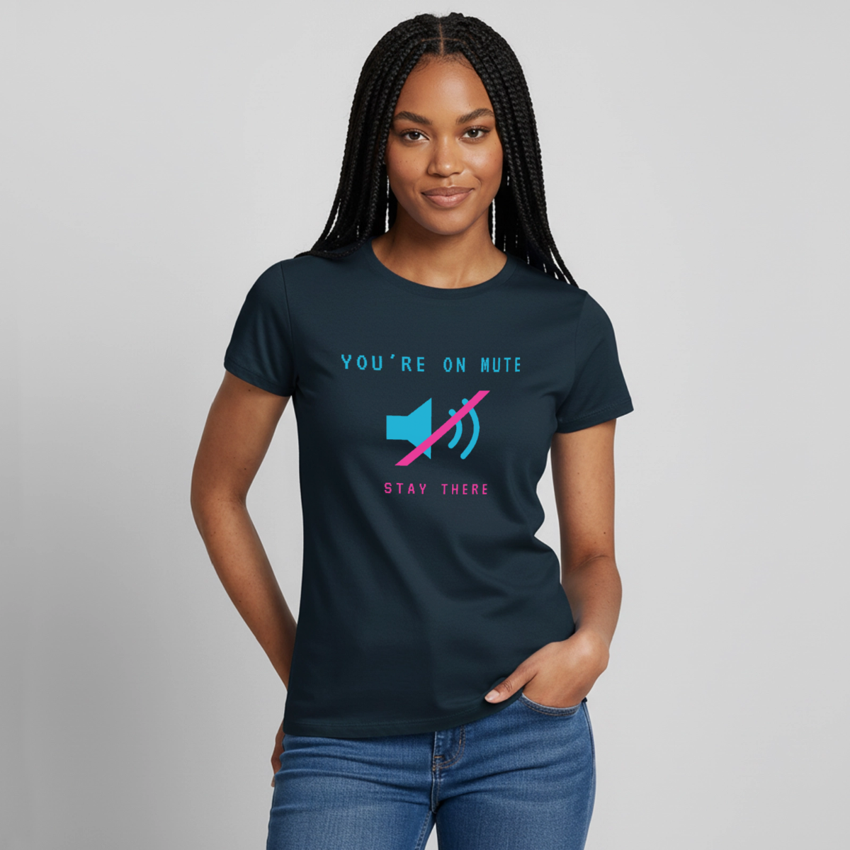 You're on mute. Stay there. Motiv-T-Shirt für Frauen, Farbe Navy, Model