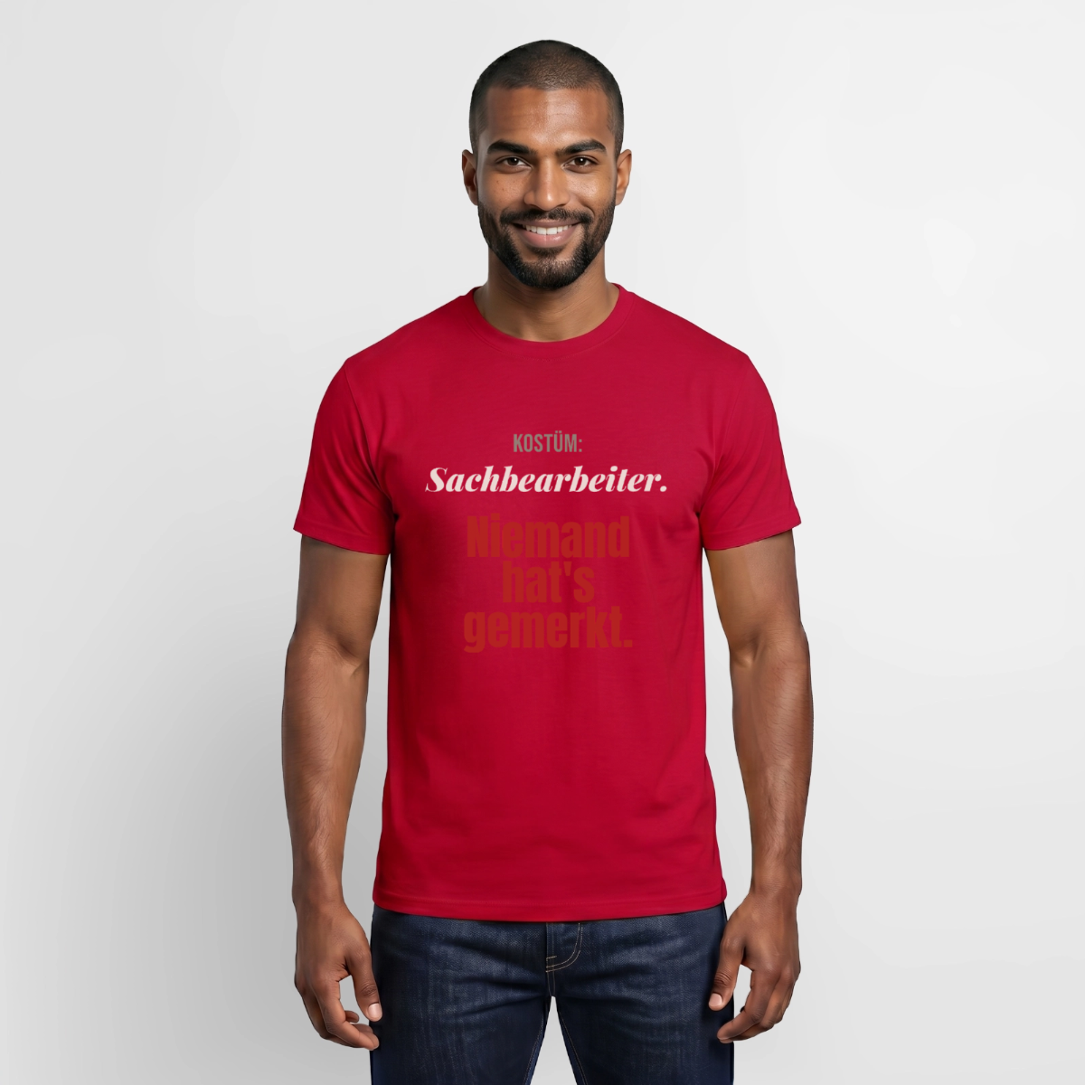 "Kostüm: Sachbearbeiter. Niemand hat's gemerkt." Motiv-T-Shirt für Männer, Farbe Rot