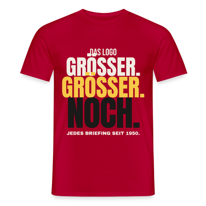Das Logo größer. Größer. Noch. Jedes Briefing seit 1950. Motiv-T-Shirt für Männer, Farbe Rot