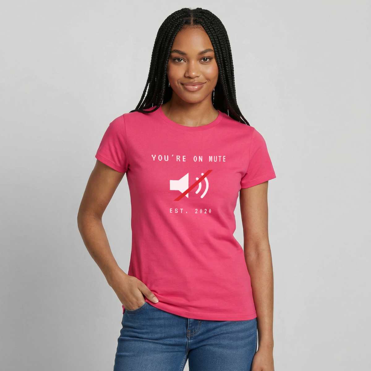 You're on mute. Est. 2020 Motiv-T-Shirt für Frauen, Farbe Azalea, Model