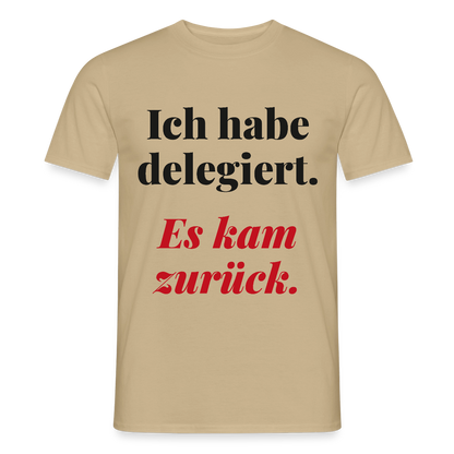 "Ich habe delegiert. Es kam zurück." Motiv-T-Shirt für Männer, Farbe Sandbeige