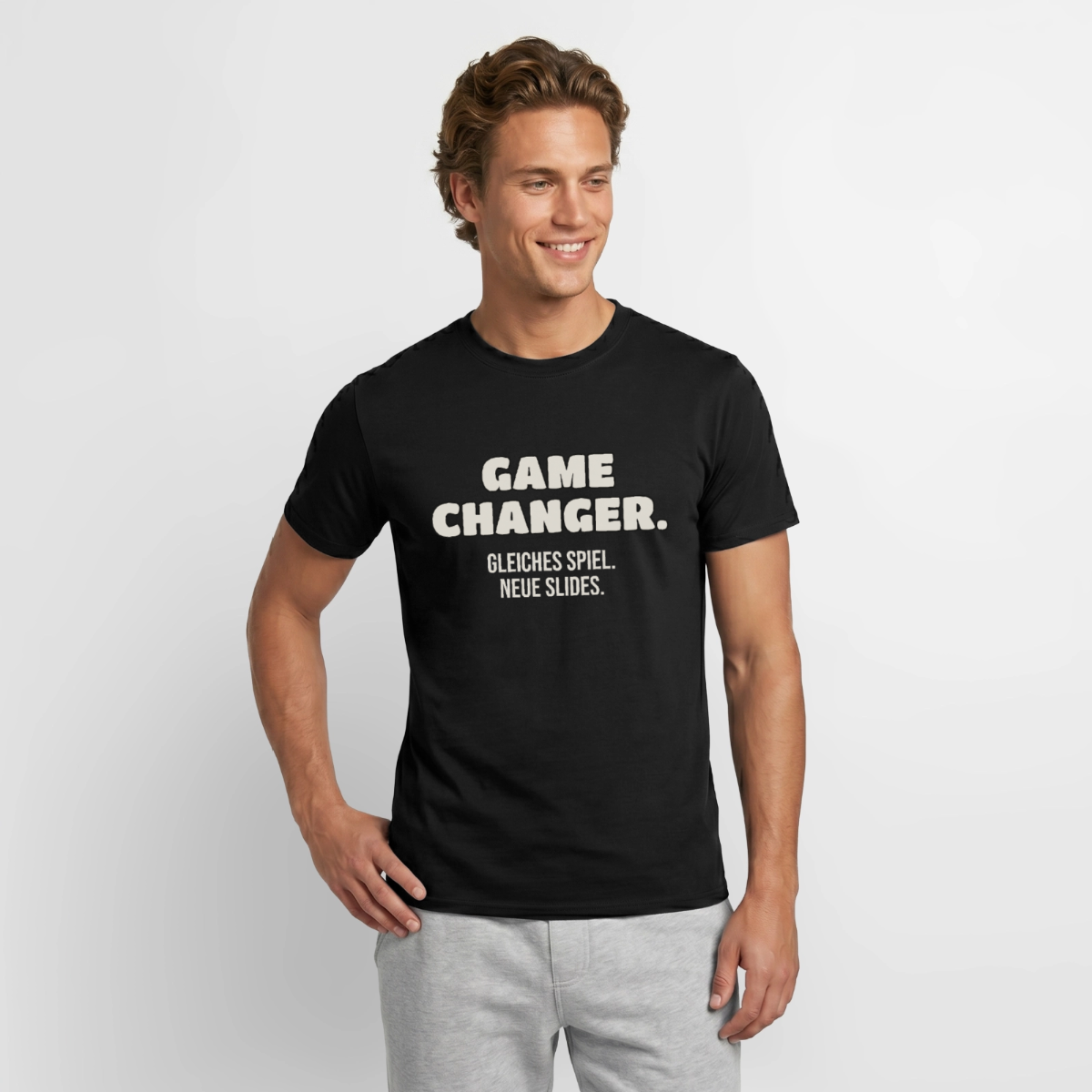 "Game Changer. Gleiches Spiel. Neue Slides." Motiv-T-Shirt für Männer, Farbe Schwarz, Model