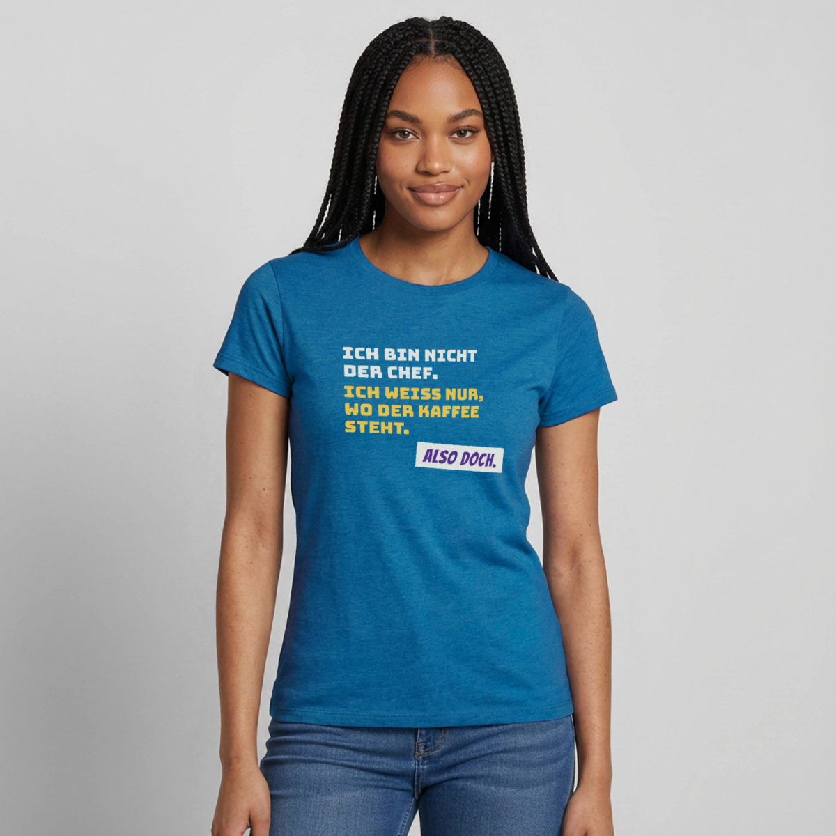 "Ich bin nicht der Chef. Ich weiß nur, wo der Kaffee steht." Motiv-T-Shirt für Frauen, Farbe Antikblaues Saphir meliert