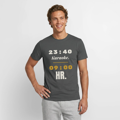 "23:40 Karaoke. 09:00 HR." Motiv-T-Shirt für Männer, Farbe Anthrazit