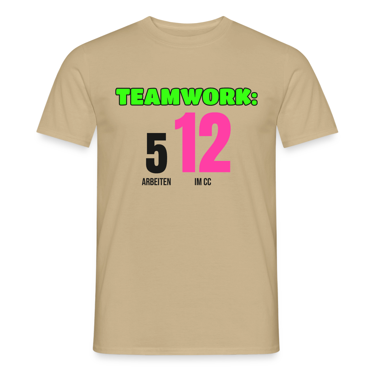 "Teamwork: 5 arbeiten, 12 im CC" Motiv-T-Shirt für Männer, Farbe Sandbeige