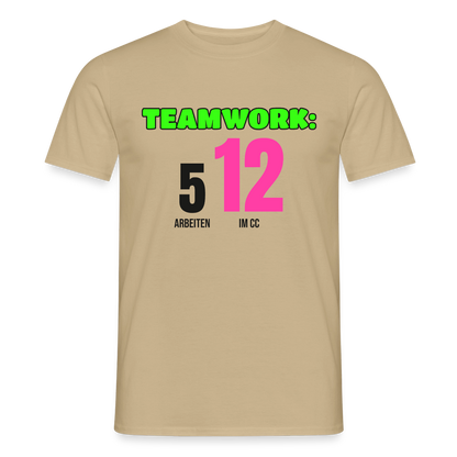 "Teamwork: 5 arbeiten, 12 im CC" Motiv-T-Shirt für Männer, Farbe Sandbeige
