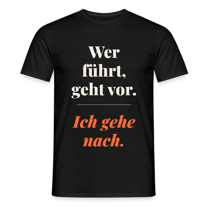 Wer führt, geht vor. Ich gehe nach. Motiv-T-Shirt für Männer, Farbe Schwarz