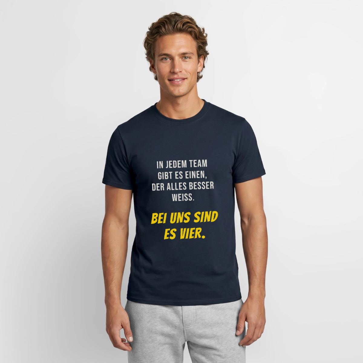 "In jedem Team gibt es einen, der alles besser weiß. Bei uns sind es vier." Motiv-T-Shirt für Männer, Farbe Navy