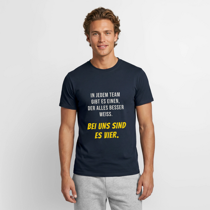 "In jedem Team gibt es einen, der alles besser weiß. Bei uns sind es vier." Motiv-T-Shirt für Männer, Farbe Navy