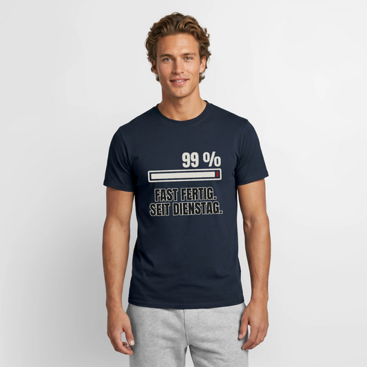 99 % fast fertig. Seit Dienstag. Motiv-T-Shirt für Männer, Farbe Navy, Model