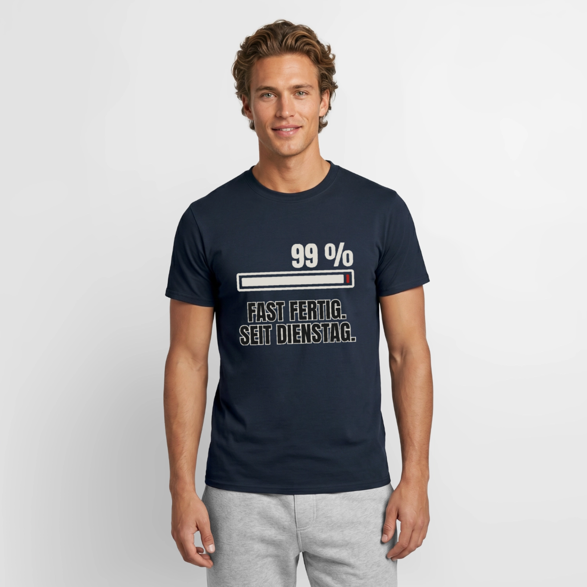 99 % fast fertig. Seit Dienstag. Motiv-T-Shirt für Männer, Farbe Navy, Model