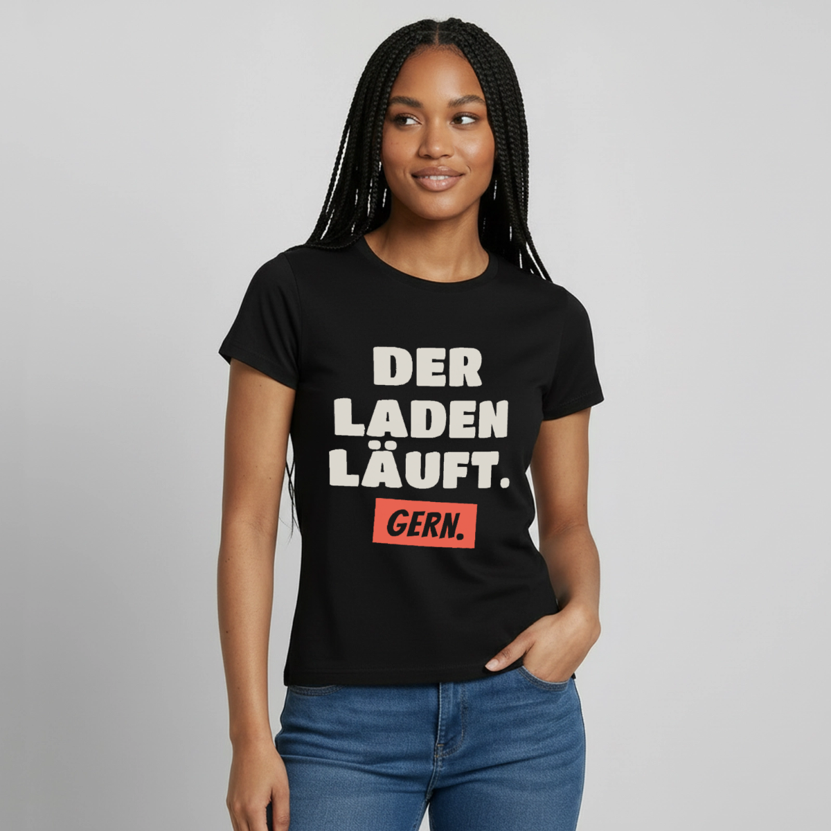 "Der Laden läuft. Gern." Motiv-T-Shirt für Frauen, Farbe Schwarz, Model