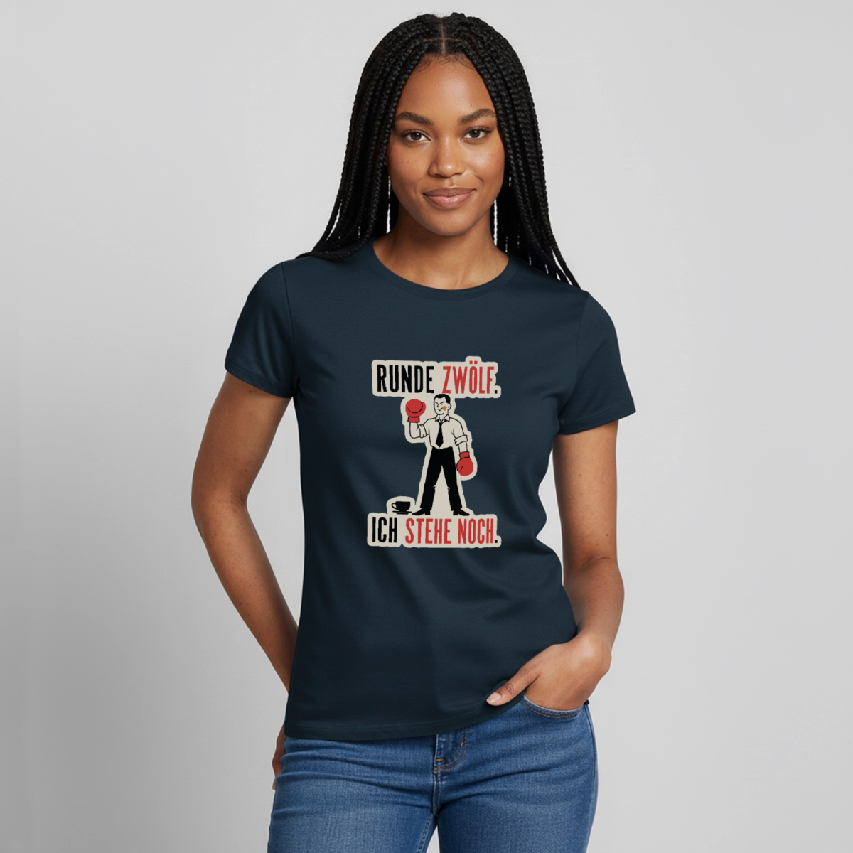 Runde zwölf. Ich stehe noch. Motiv-T-Shirt für Frauen, Farbe Navy, Model