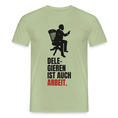 Delegieren ist auch Arbeit. Motiv-T-Shirt für Männer, Farbe Sage