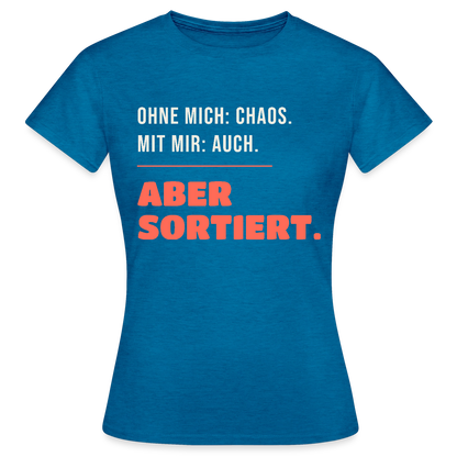Ohne mich: Chaos. Mit mir: auch. Aber sortiert. Motiv-T-Shirt für Frauen, Farbe Antikblaues Saphir meliert