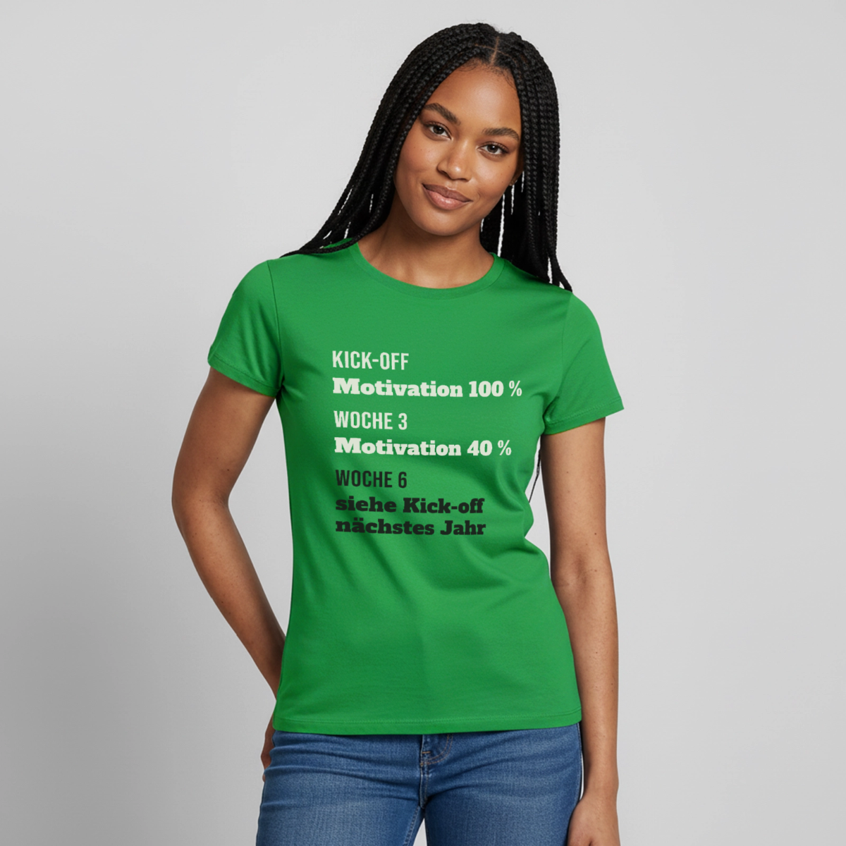 "Kick-off: Motivation 100 %. Woche 3: 40 %. Woche 6: siehe Kick-off nächstes Jahr" Motiv-T-Shirt für Frauen, Farbe Kelly Green