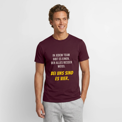 "In jedem Team gibt es einen, der alles besser weiß. Bei uns sind es vier." Motiv-T-Shirt für Männer, Farbe Ziegelrot
