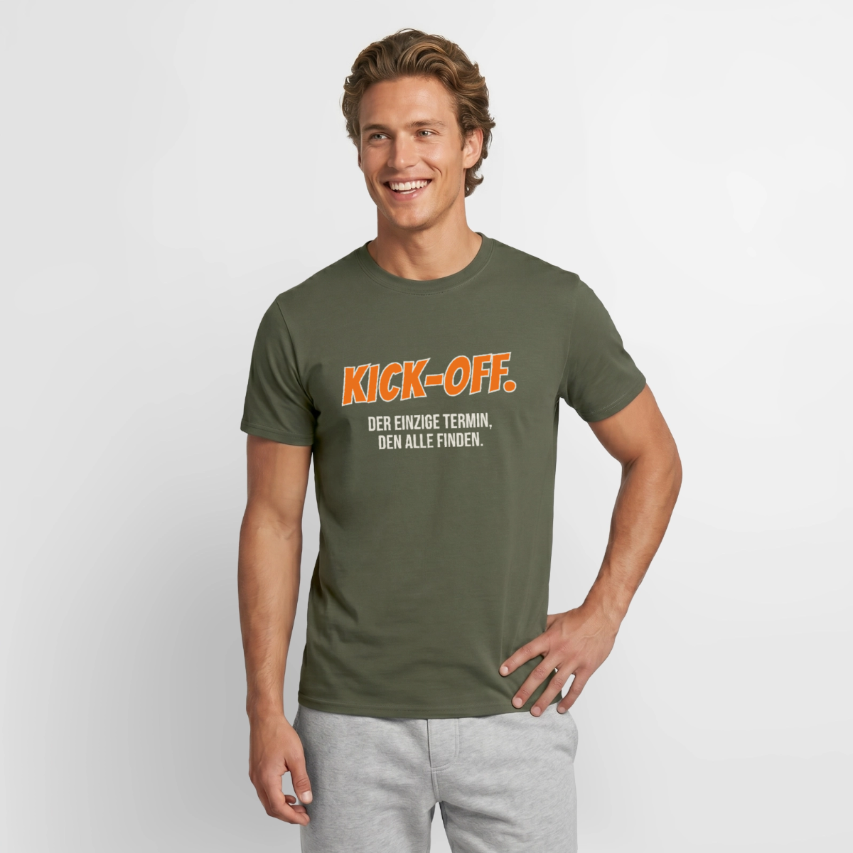 "Kick-off: der einzige Termin, den alle finden." Motiv-T-Shirt für Männer, Farbe Militärgrün
