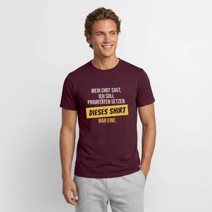 "Ich soll Prioritäten setzen. Dieses Shirt war eine." Motiv-T-Shirt für Männer, Farbe Ziegelrot