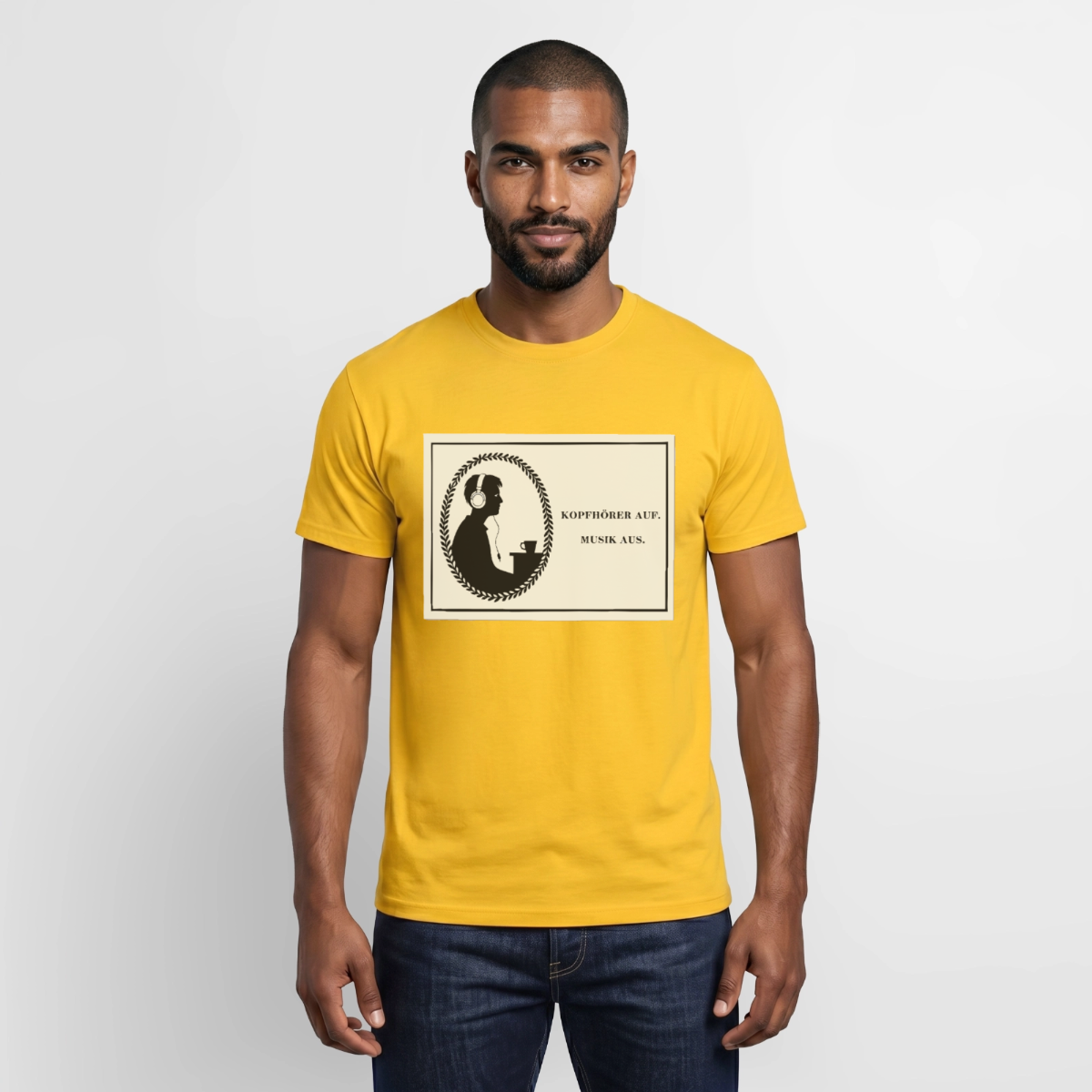 Kopfhörer auf. Musik aus. Motiv-T-Shirt für Männer, Farbe Gelb, Model